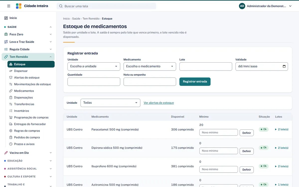 Tela do Tem Remédio com o estoque de medicamentos por unidade de saúde: medicamento, saldo disponível, quantidade mínima, situação e número de lotes, com o formulário para registrar uma entrada.